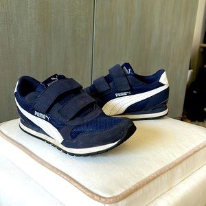 Puma sneakers with Velcro closure. Size US 1.5C